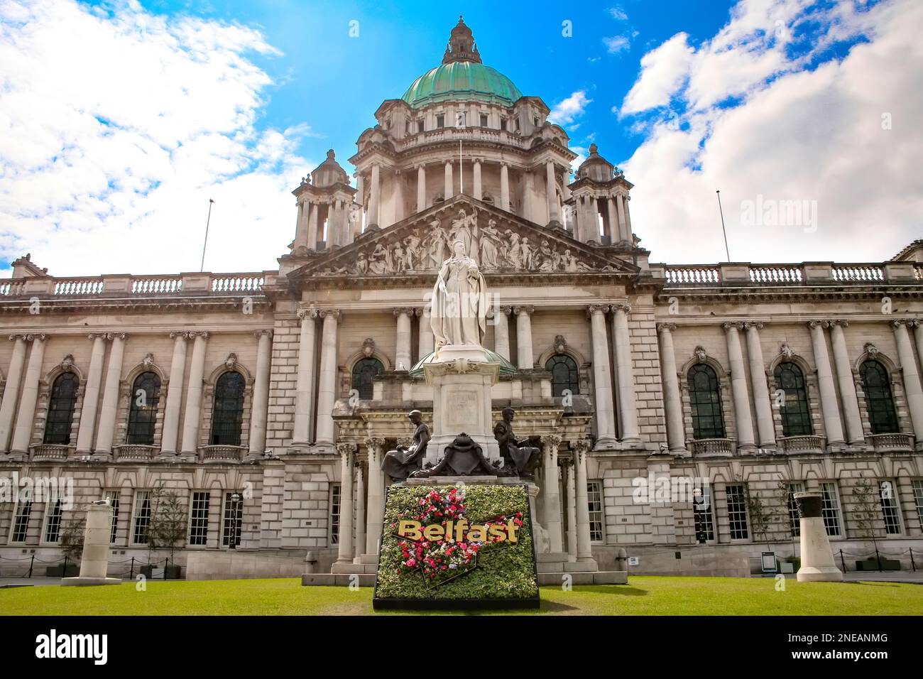 Edificio del Municipio di Belfast con un esterno in pietra rinascimentale classica e una statua di fronte a Belfast, Irlanda del Nord. Foto Stock