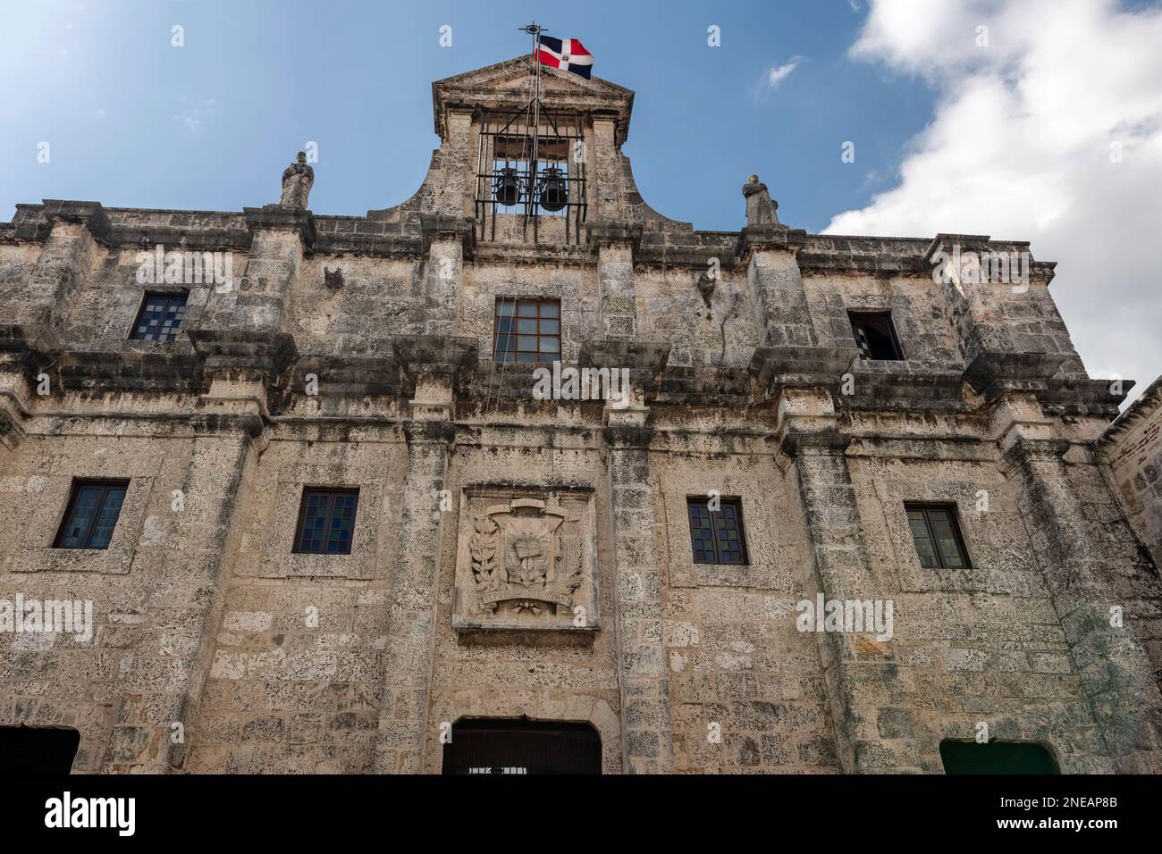 Ammira il Pantheon della Patria, ex chiesa gesuita del 18th° secolo, oggi un maestoso mausoleo neoclassico per gli onorati cittadini di Santo Domingo, Foto Stock
