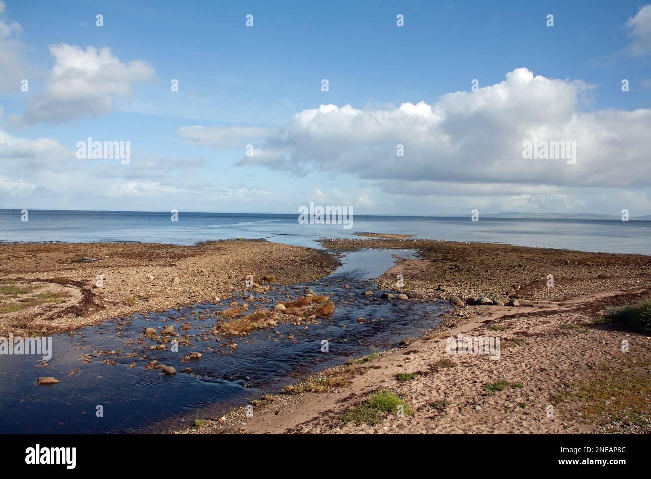 Nuvola che passa attraverso il Firth of Clyde visto dalla baia di Whiting sull'isola di Arran Ayrshire Scozia Foto Stock