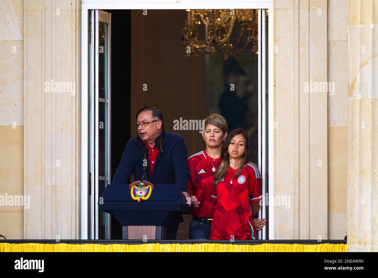 il presidente colombiano Gustavo Petro parla con sua moglie Veronica Alcocer e sua figlia Antonella Petro durante una manifestazione a sostegno di Colom Foto Stock
