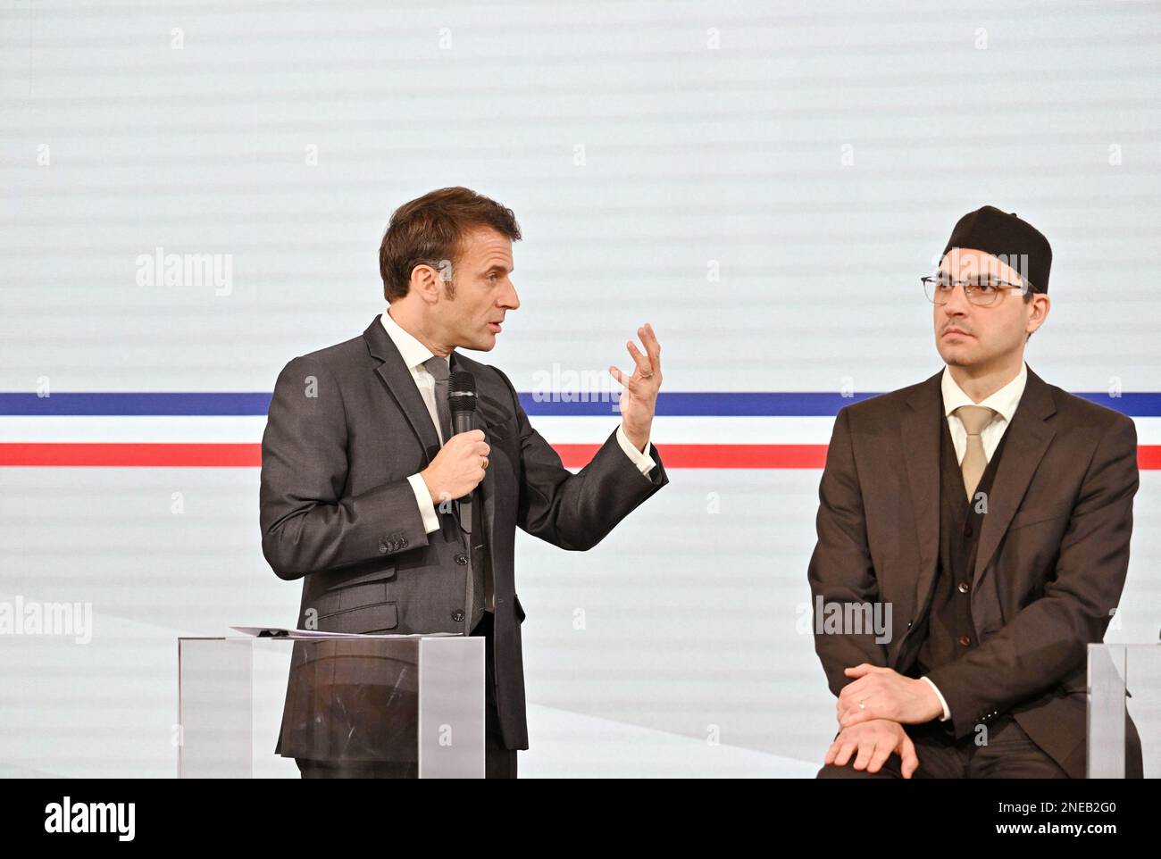 Il Presidente francese Emmanuel Macron e insegnante-ricercatore presso l'Istituto Islamico di Studi avanzati (IHI, Francia) Abd al Wadoud Gouraud durante una riunione plenaria del Forum islam francese (FORIF) presso il Palazzo Presidenziale Elysee, a Parigi, in Francia, il 16 febbraio 2023. Foto di Eric Tschaen/Pool/ABACAPRESS.COM Foto Stock