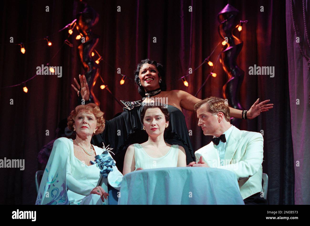 Fronte, l-r: Shani Wallis (zia Bessie), Jan Hartley (Wallis Simpson), Clive carter (Edward VIII / David) con Sheila Ferguson (Analise Lavender / The Chanteuse) in ALWAYS at the Victoria Palace Theatre, Londra SW1 10/06/1997 musica e libro: William May & Jason Sprague libro aggiuntivo: Frank Hauser Set design: Costumi di Hildegard Bechtler: Tom Rand scenografia musicale: Thommie Walsh registi: Frank Hauser & Thommie Walsh Foto Stock