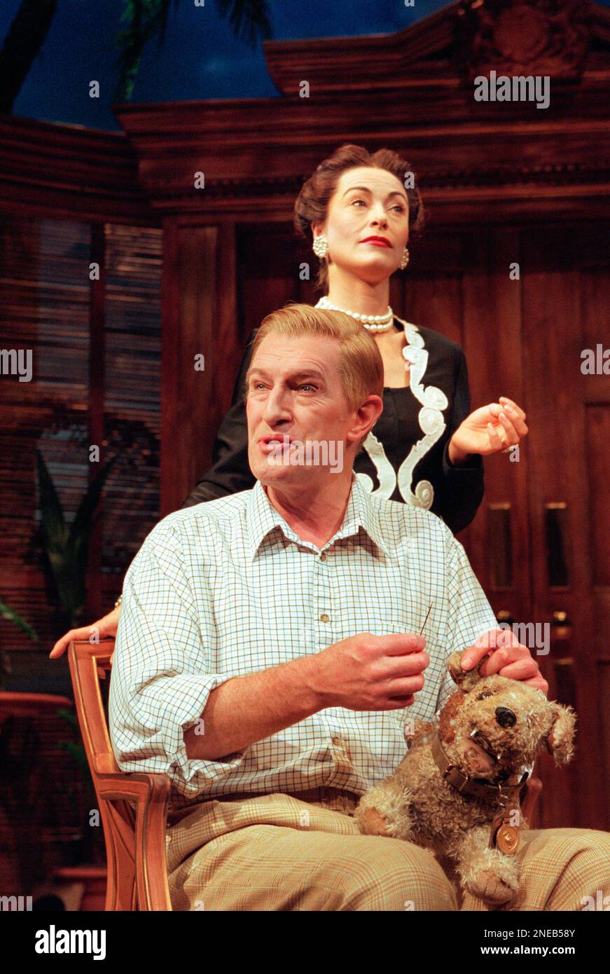 Corin Redgrave (ex re Edoardo VIII / David Windsor), Amanda Donohoe (Wallis Simpson) in HRH di Snoo Wilson al Playhouse Theatre, Londra WC2 09/10/1997 design: Christopher Woods Lighting: Nick Richings regista: Simon Hallow Foto Stock