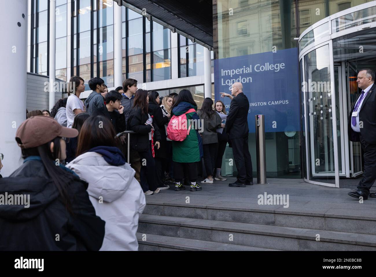 Gli studenti si allineano per vedere il primo ministro britannico Rishi Sunak all'Imperial College di Londra con Bill Gates che incontra gli innovatori tecnologici in via di sviluppo, Londra, Regno Unito Foto Stock