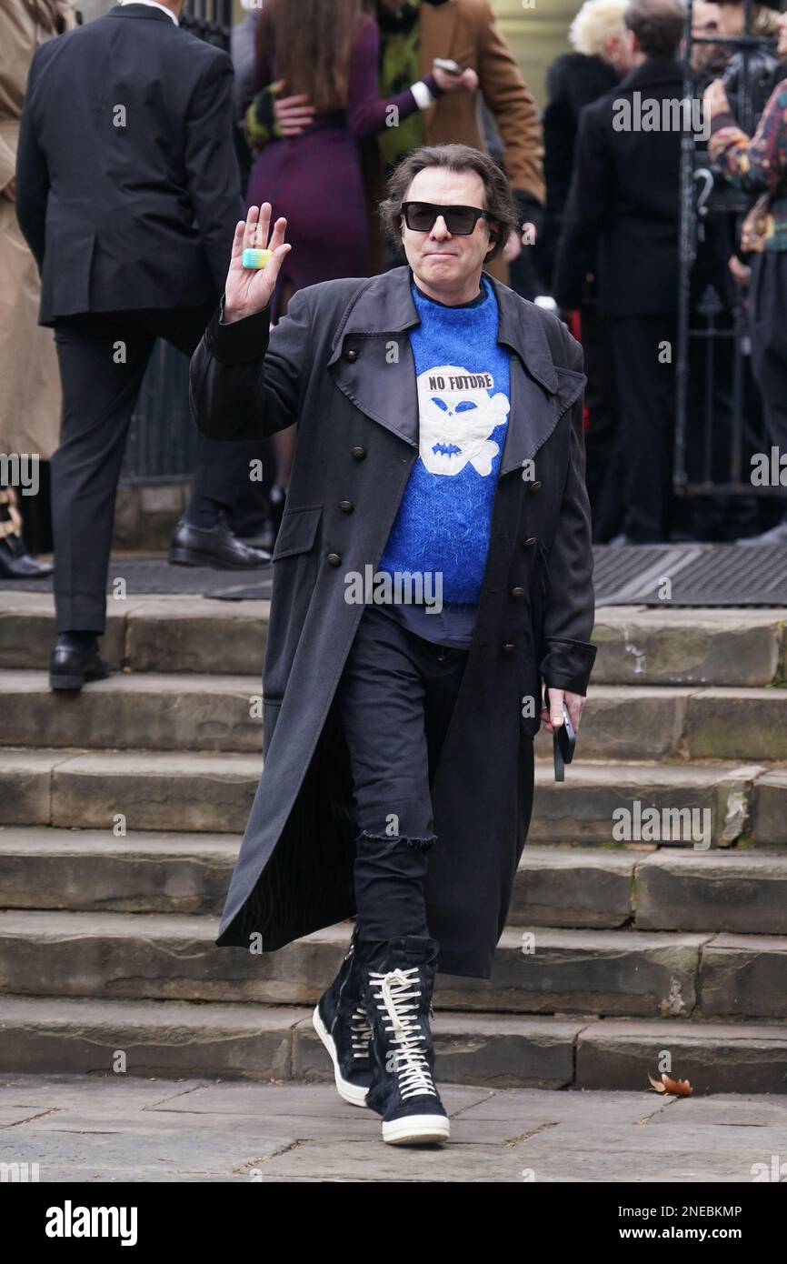 Jonathan Ross arriva per un servizio commemorativo per onorare e celebrare la vita della stilista Dame Vivienne Westwood alla Southwark Cathedral, Londra, che morì a 81 anni nel mese di dicembre. Data immagine: Giovedì 16 febbraio 2023. Foto Stock