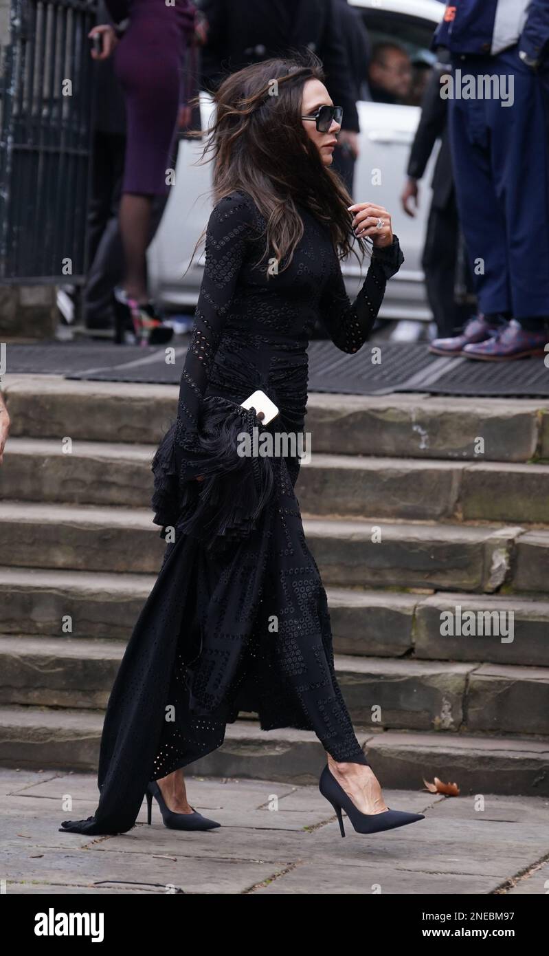 Victoria Beckham arriva per un servizio commemorativo per onorare e celebrare la vita della stilista Dame Vivienne Westwood alla Southwark Cathedral di Londra, che morì a 81 anni nel mese di dicembre. Data immagine: Giovedì 16 febbraio 2023. Foto Stock