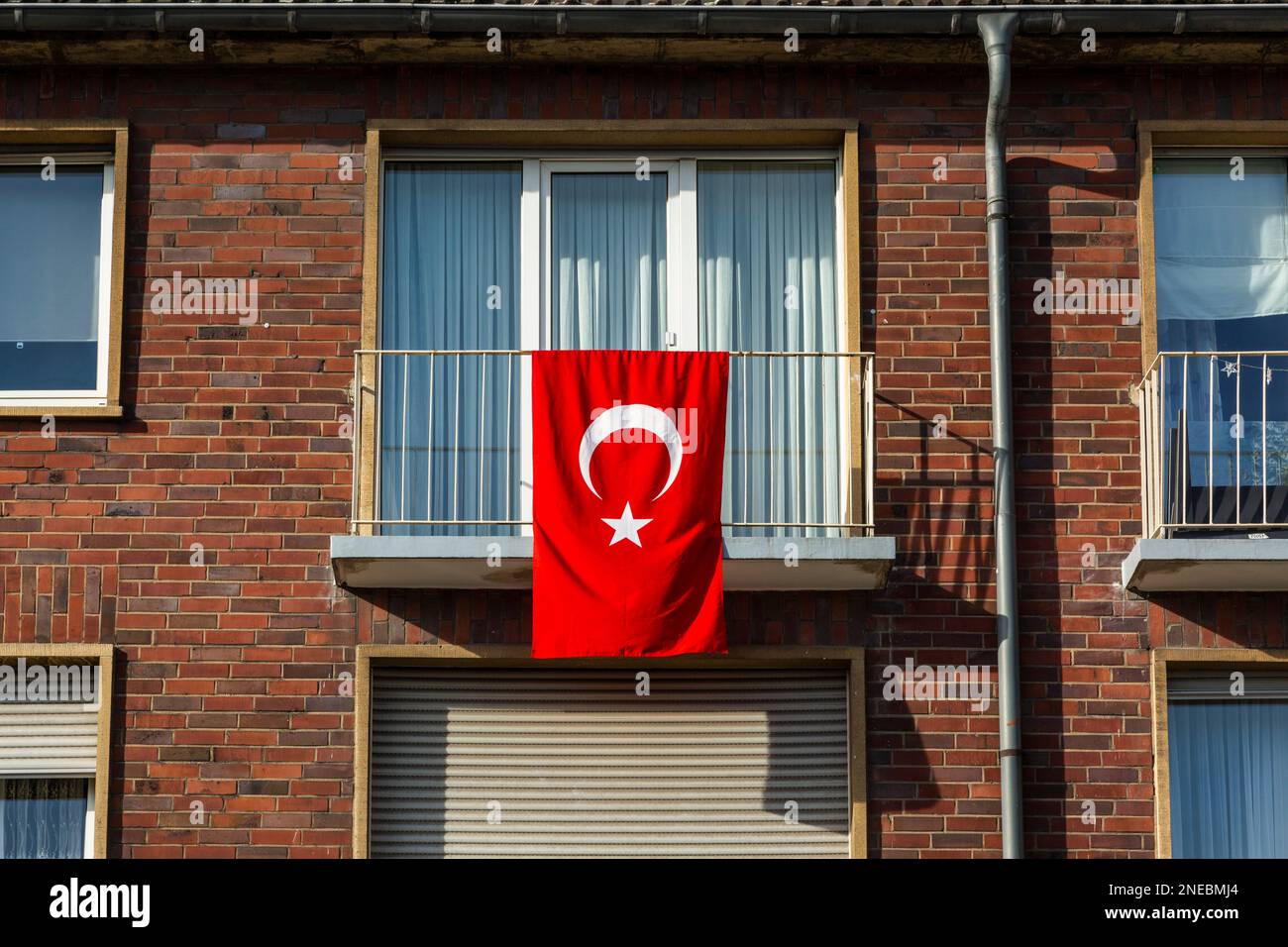 Bandiera nazionale turca in una facciata di una casa a Oberhausen, nella regione della Ruhr, simbolo di empatia e solidarietà con le vittime del catastrofico terremoto in Turchia e Siria del 6th febbraio 2023; Nella regione di confine della Turchia meridionale e della Siria settentrionale nella prima settimana sono stati registrati più di 40000 morti e 85000 vittime, proprio come sono state registrate enormi perdite Foto Stock