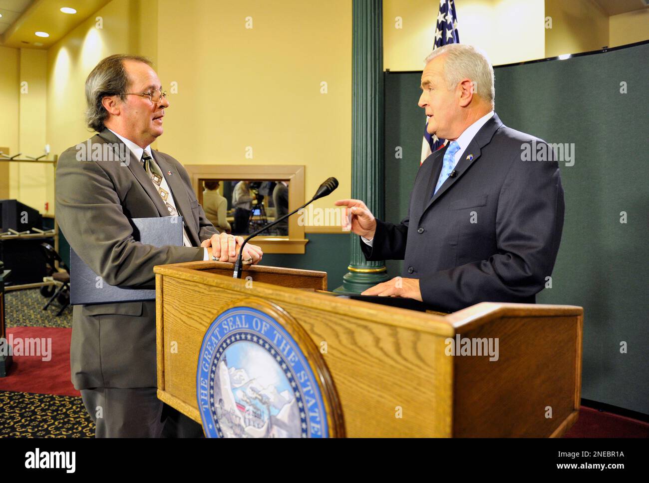 Gov. Jim Gibbons discusses over his speech with Dan Burns, his communications director, left, as the governor prepares to give his state of the state speech upstairs in the Capitol building in Carson City, Nev. on Monday, Feb., 8, 2010. (AP Photo/Pool, Scott Sady) Foto Stock