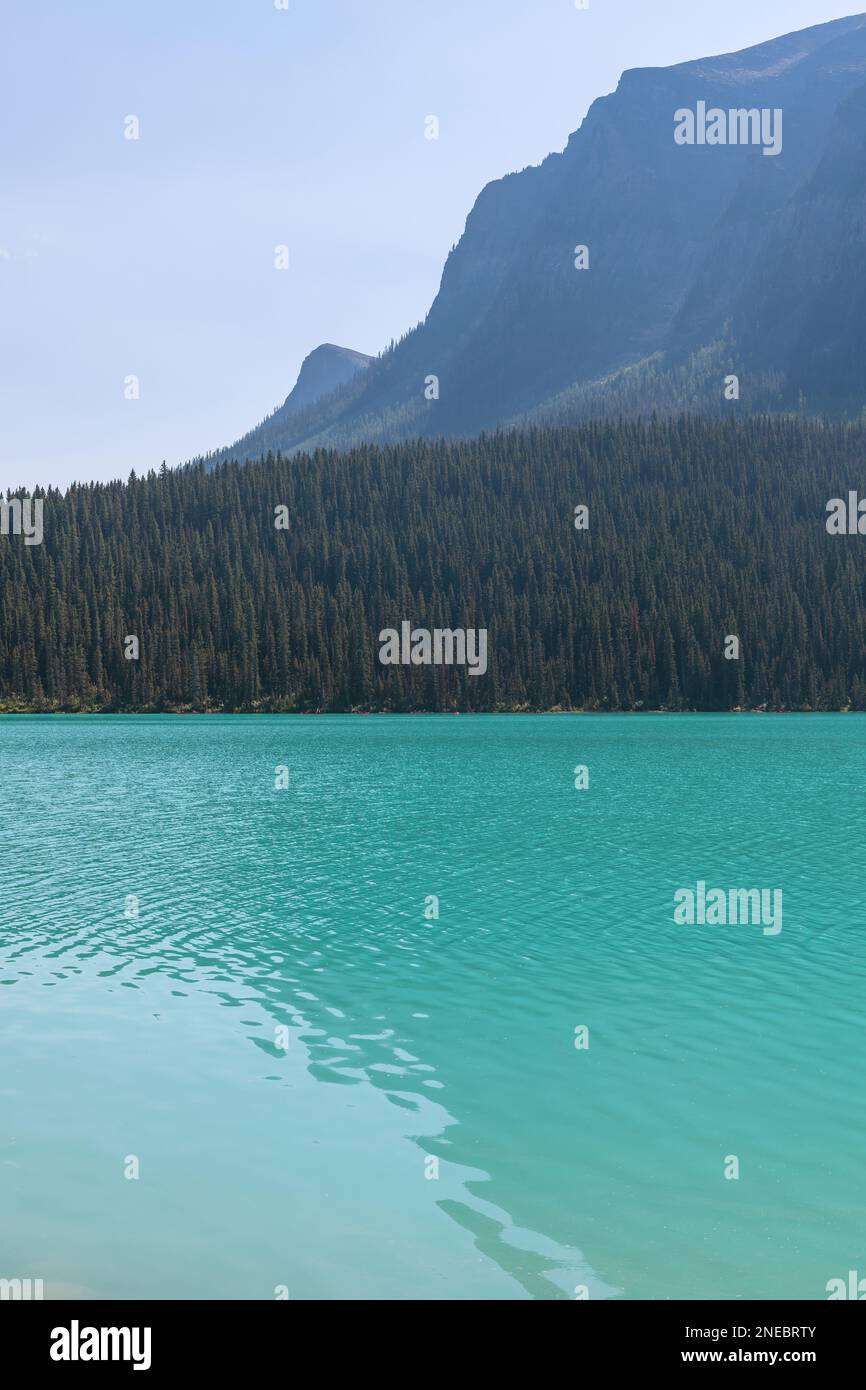 Paesaggio verticale del lago Louise, parco nazionale di Banff, Alberta, Canada. Foto Stock