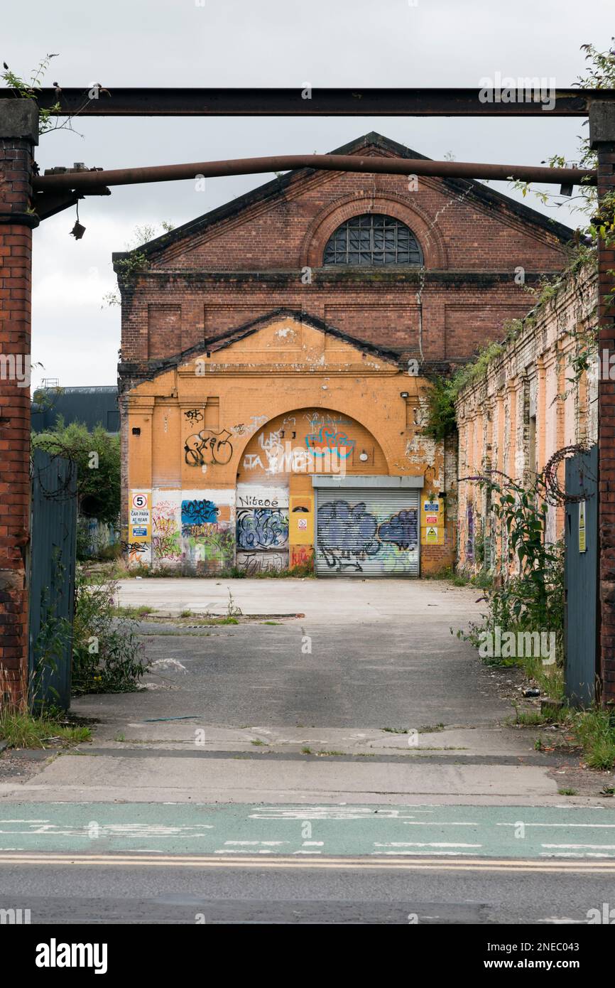 Esterno di un vecchio edificio industriale con graffiti, Glasgow, Scozia, Regno Unito, Europa Foto Stock