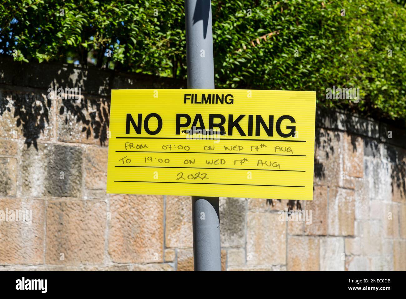 Un cartello stradale con limitazioni di parcheggio durante le riprese, Scozia, Regno Unito, Europa Foto Stock