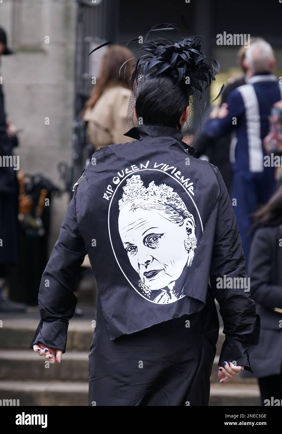 Un ospite che indossa una giacca Vivienne Westwood arriva per un servizio commemorativo per onorare e celebrare la vita della designer di moda Dame Vivienne Westwood alla Southwark Cathedral, Londra, che morì a 81 anni a dicembre. Data immagine: Giovedì 16 febbraio 2023. Foto Stock