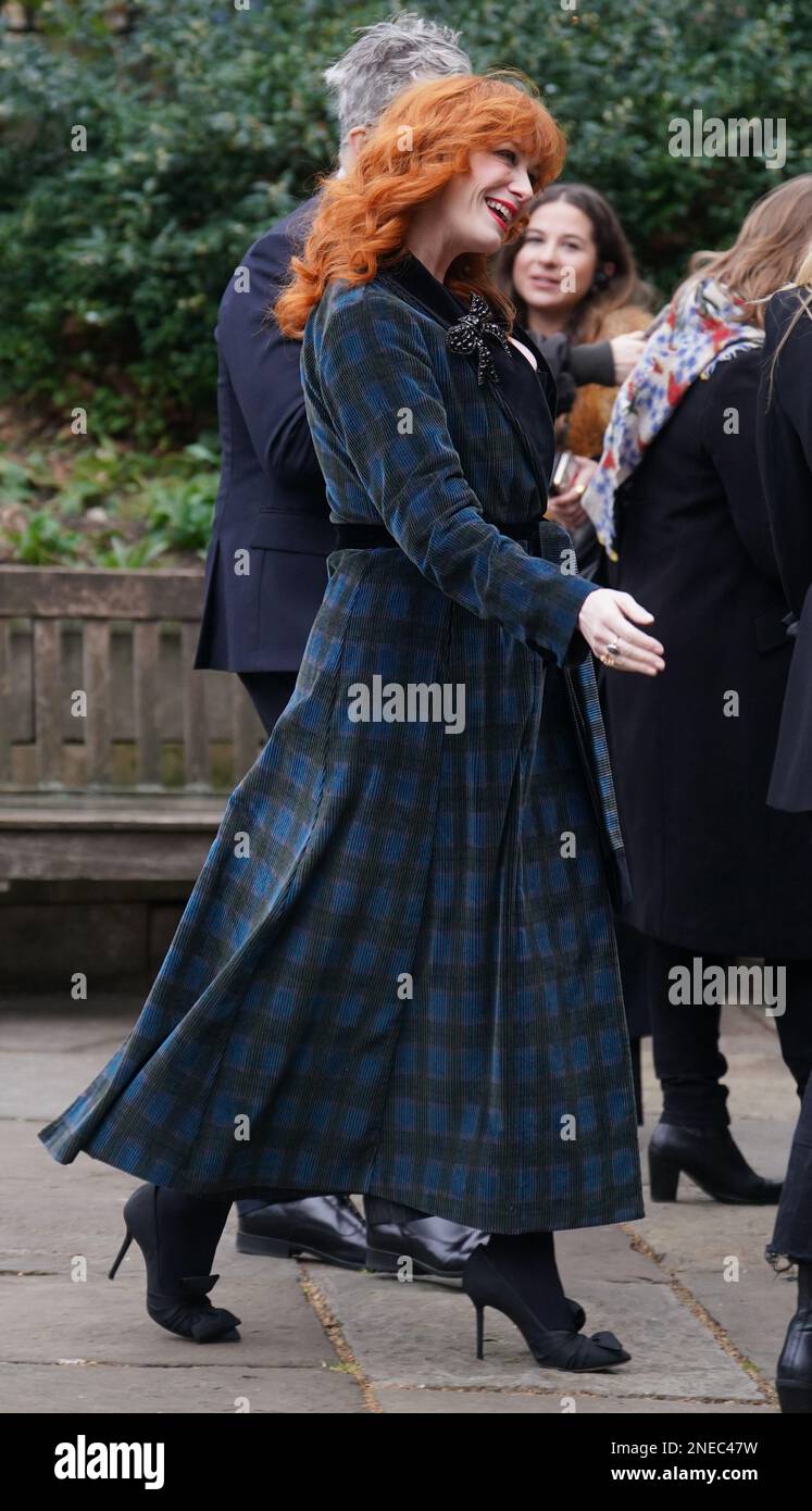 Christina Hendricks arriva per un servizio commemorativo per onorare e celebrare la vita della stilista Dame Vivienne Westwood alla Southwark Cathedral di Londra, che morì a 81 anni nel mese di dicembre. Data immagine: Giovedì 16 febbraio 2023. Foto Stock
