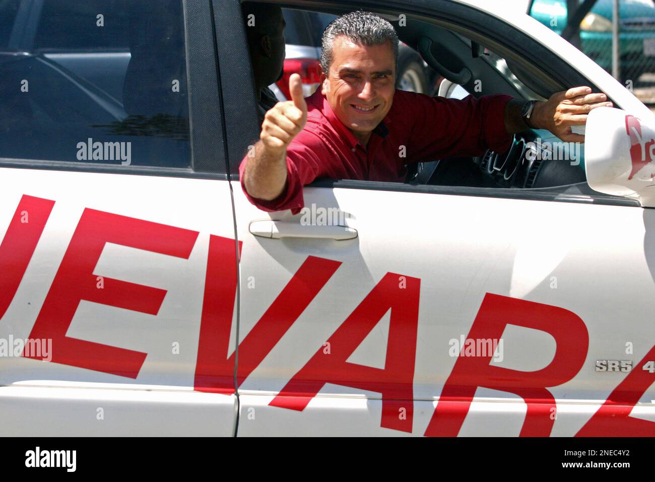 Presidential candidate Otto Guevara, of the opposition Libertarian Movement party, gives a thumbs up to supporters as he leaves a soccer stadium during his last campaign trail stop on the outskirts of San Jose, Saturday, Feb. 6, 2010. Costa Rica will hold presidential, congressional and municipal elections on Sunday. (AP Photo/Zoraida Diaz) Foto Stock