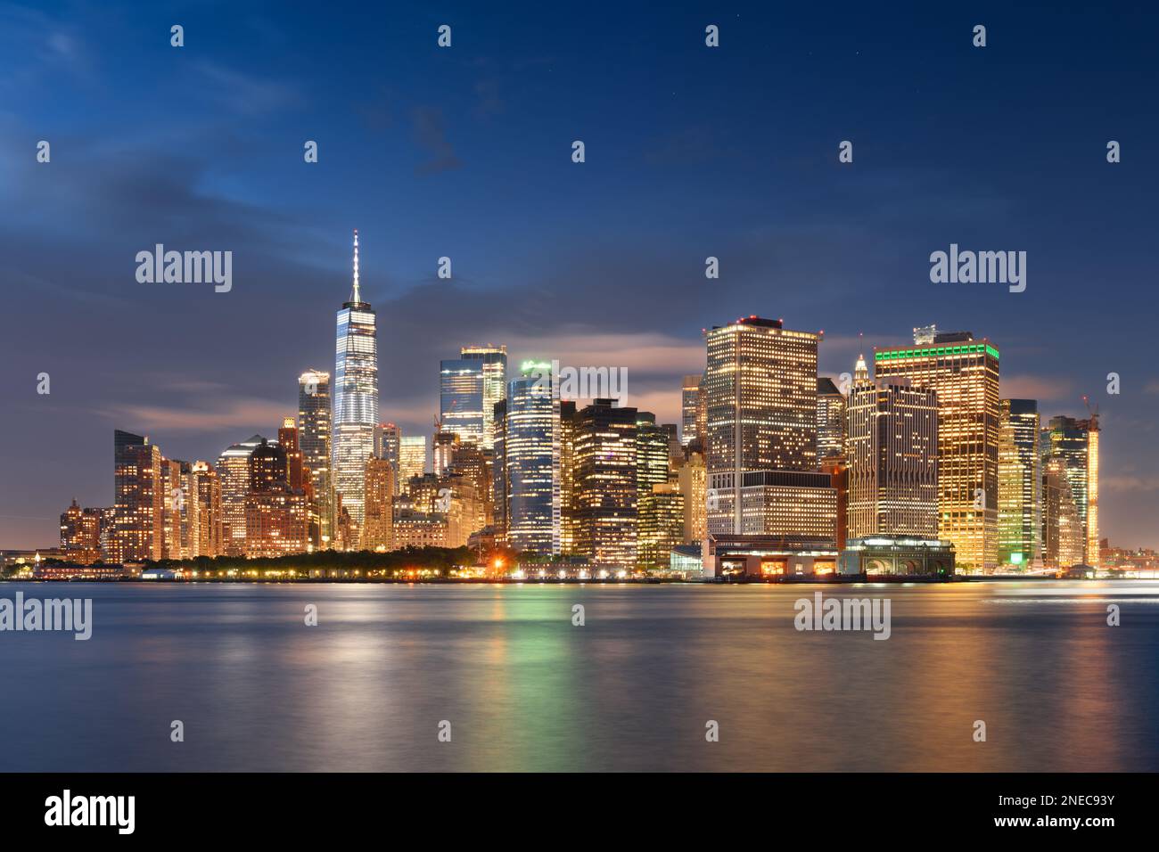 New York, New York, Stati Uniti. Lower Manhattan Financial District di notte. Foto Stock