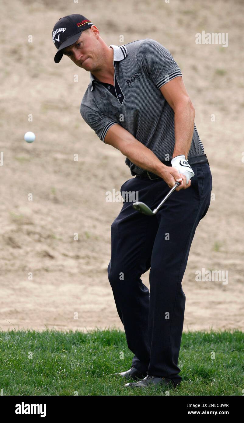 Sweden's Alexander Noren plays a shot during the 2nd round of Dubai Desert Classic in Dubai, United Arab Emirates, Friday, Feb. 5, 2010. (AP Photo/Kamran Jebreili) Foto Stock