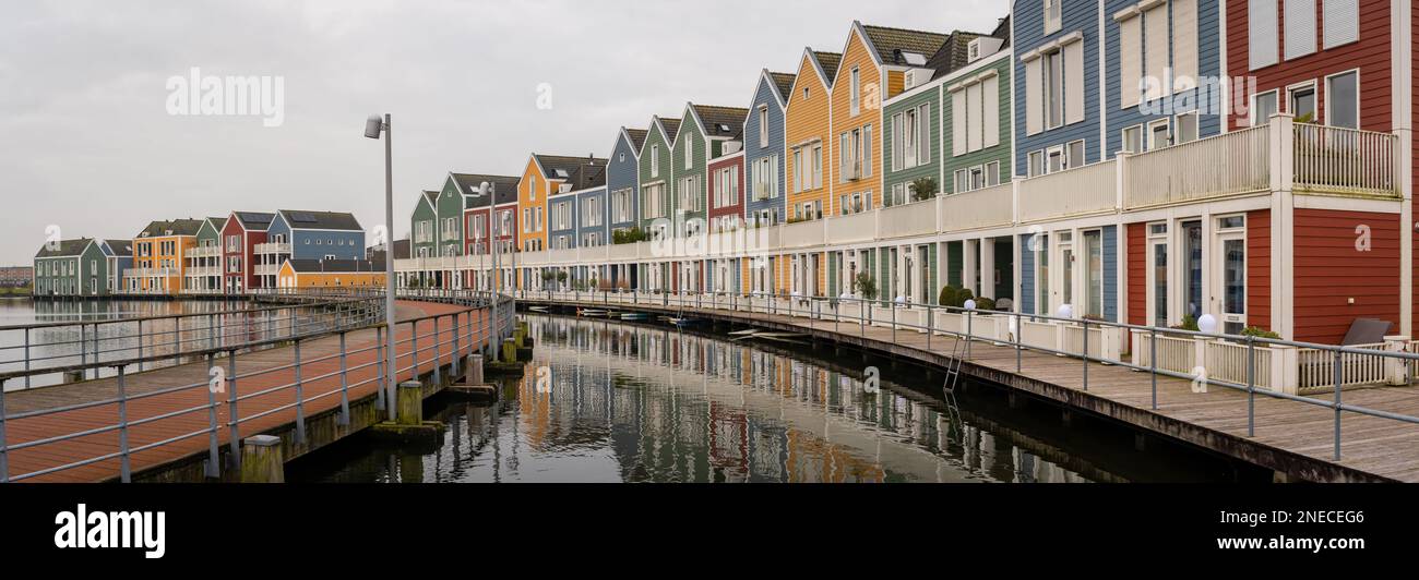 Panorama di famose case colorate in legno sul lago Rietplas a Houten, provincia di Utrecht, Paesi Bassi Foto Stock