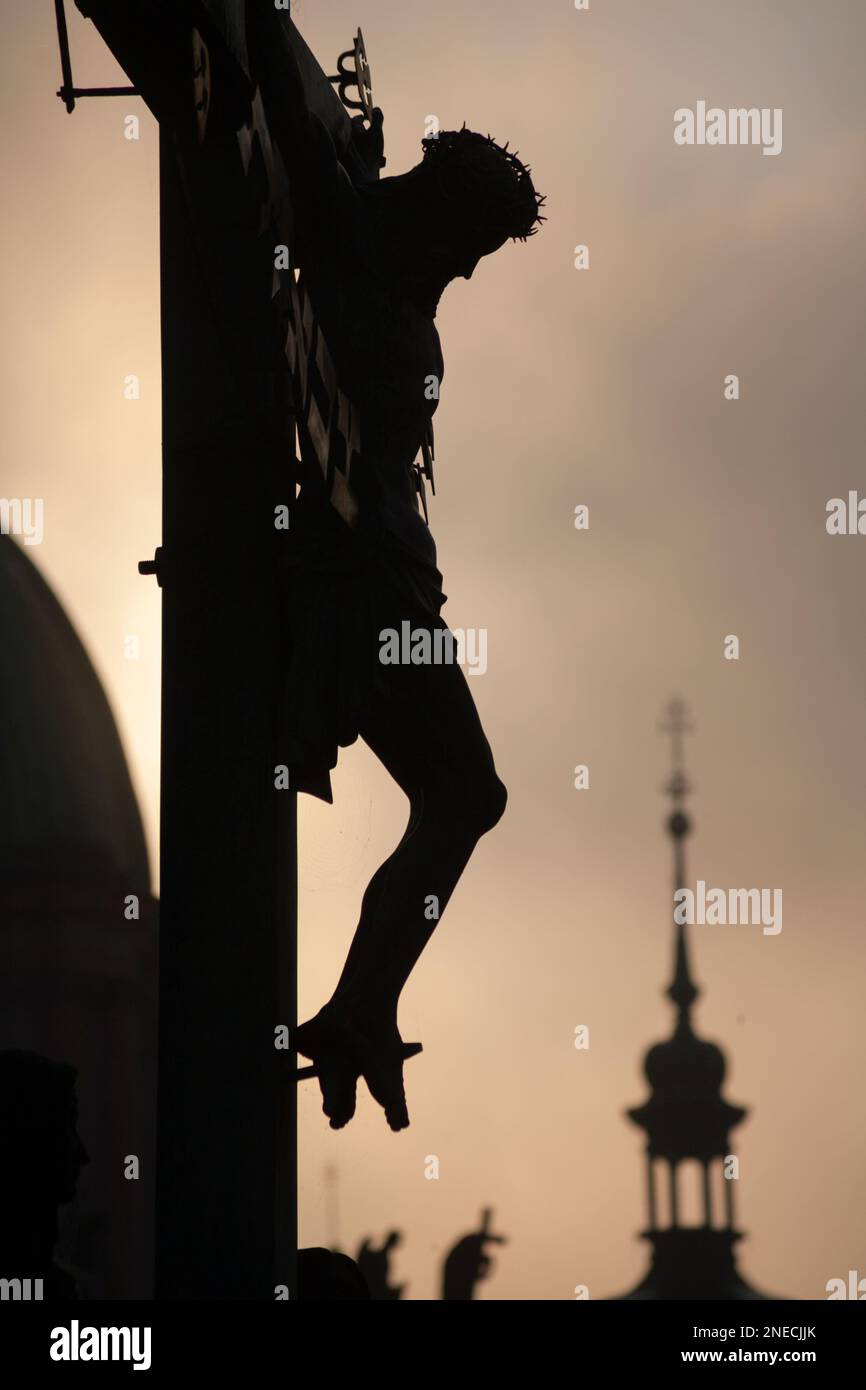 Praga - croce da H. Hilger 1629 sul Ponte Carlo da sunrise - silhouette Foto Stock