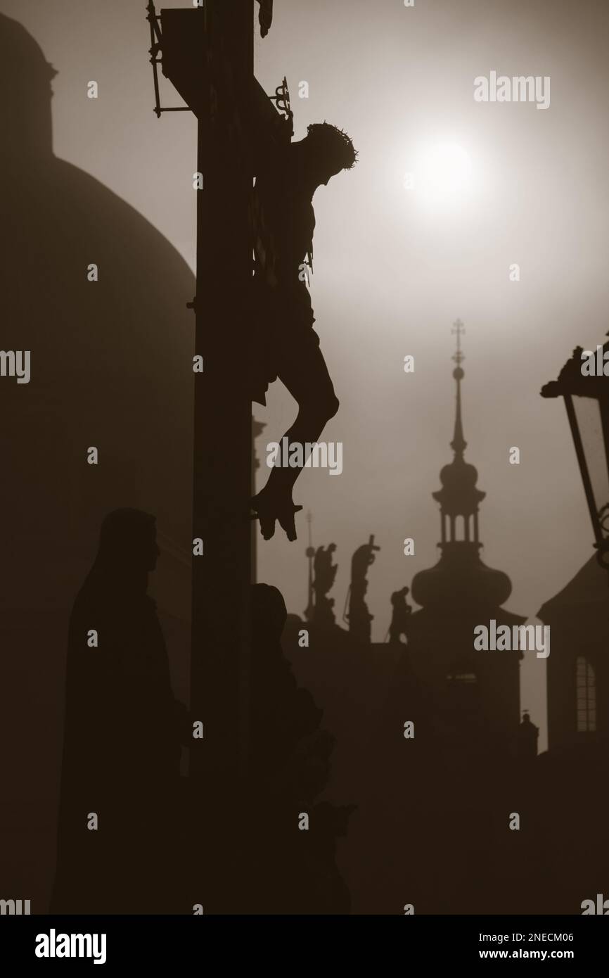 Praga - croce da H. Hilger 1629 sul Ponte Carlo da sunrise - silhouette Foto Stock