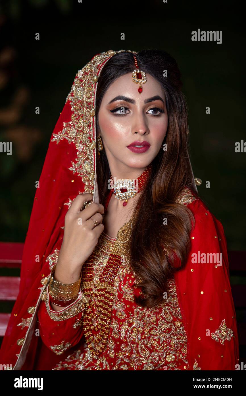 Pakistano. Indiano bella sposa trucco per il salone sparare Foto Stock