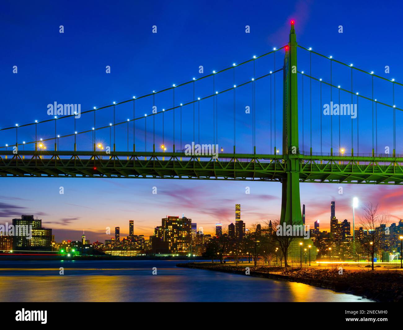 Robert F. Kennedy Bridge (noto anche come Triboro Bridge) al crepuscolo visto da Randalls Island, New York. Foto Stock
