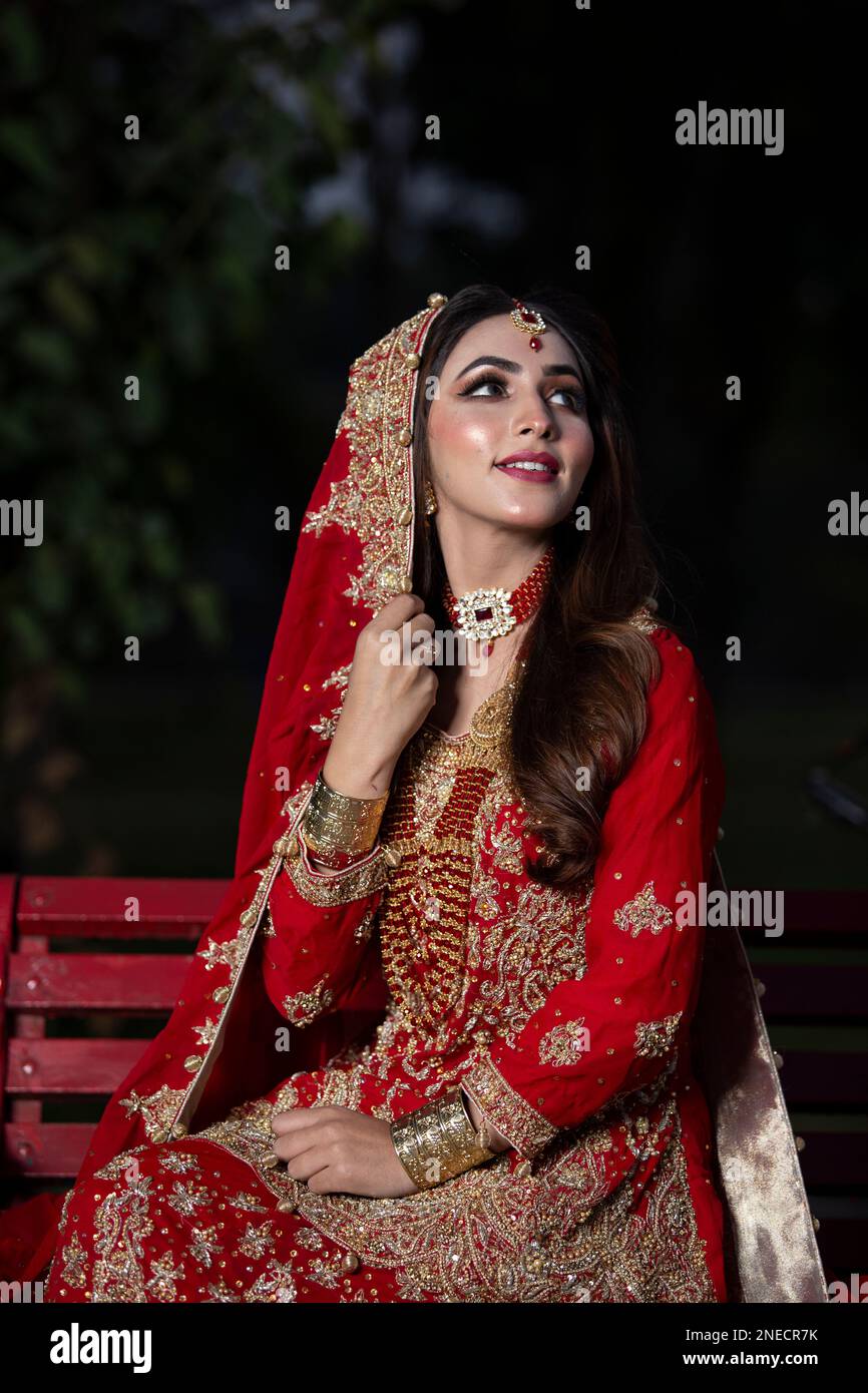 Pakistano. Indiano bella sposa trucco per il salone sparare Foto Stock