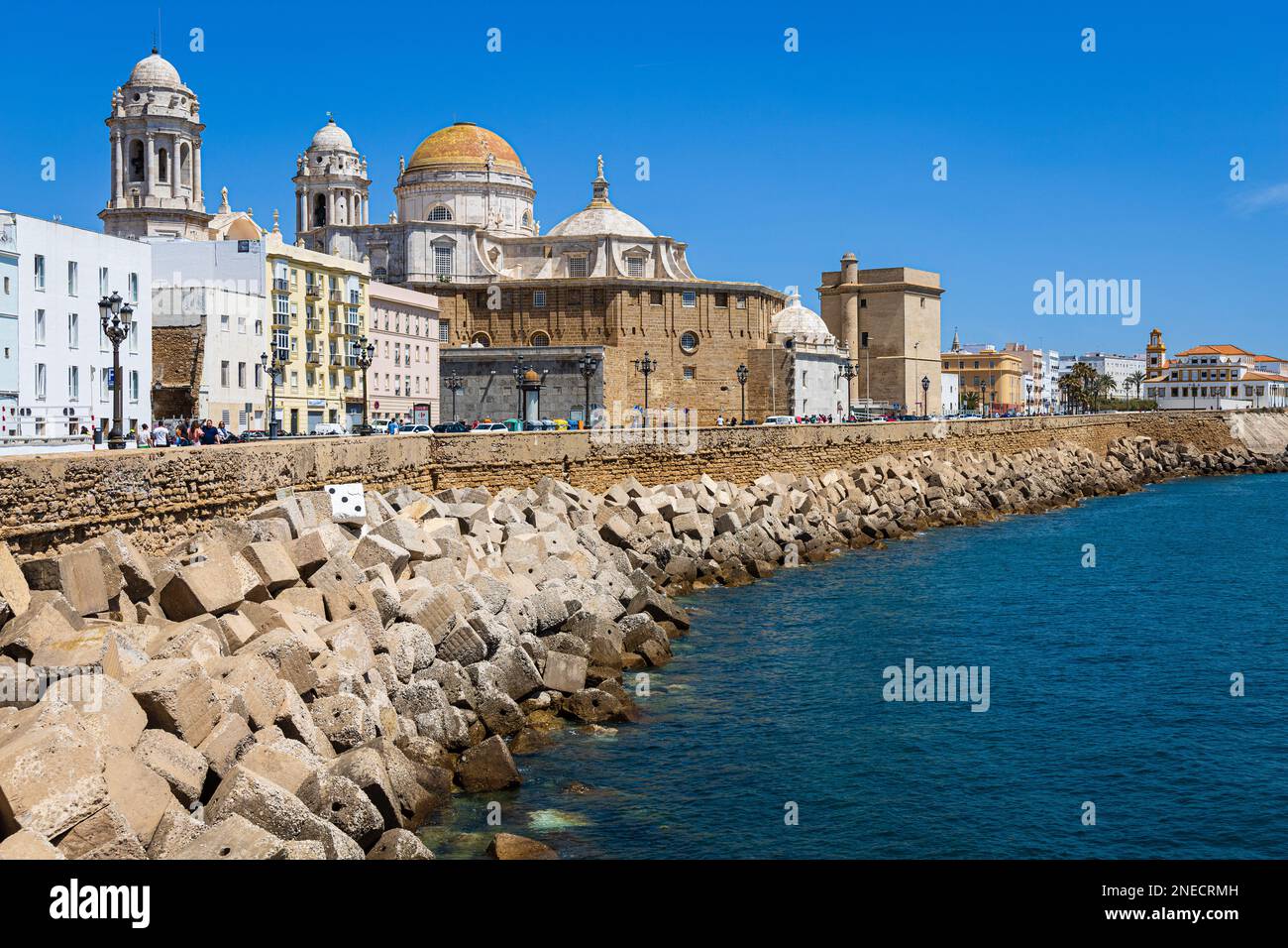 Lungomare di Cadice con la sua Catedral de Cadice e la chiesa di Parroquia de Santa Cruz. Costa de la Luz, Andalusia, Spagna. Foto Stock