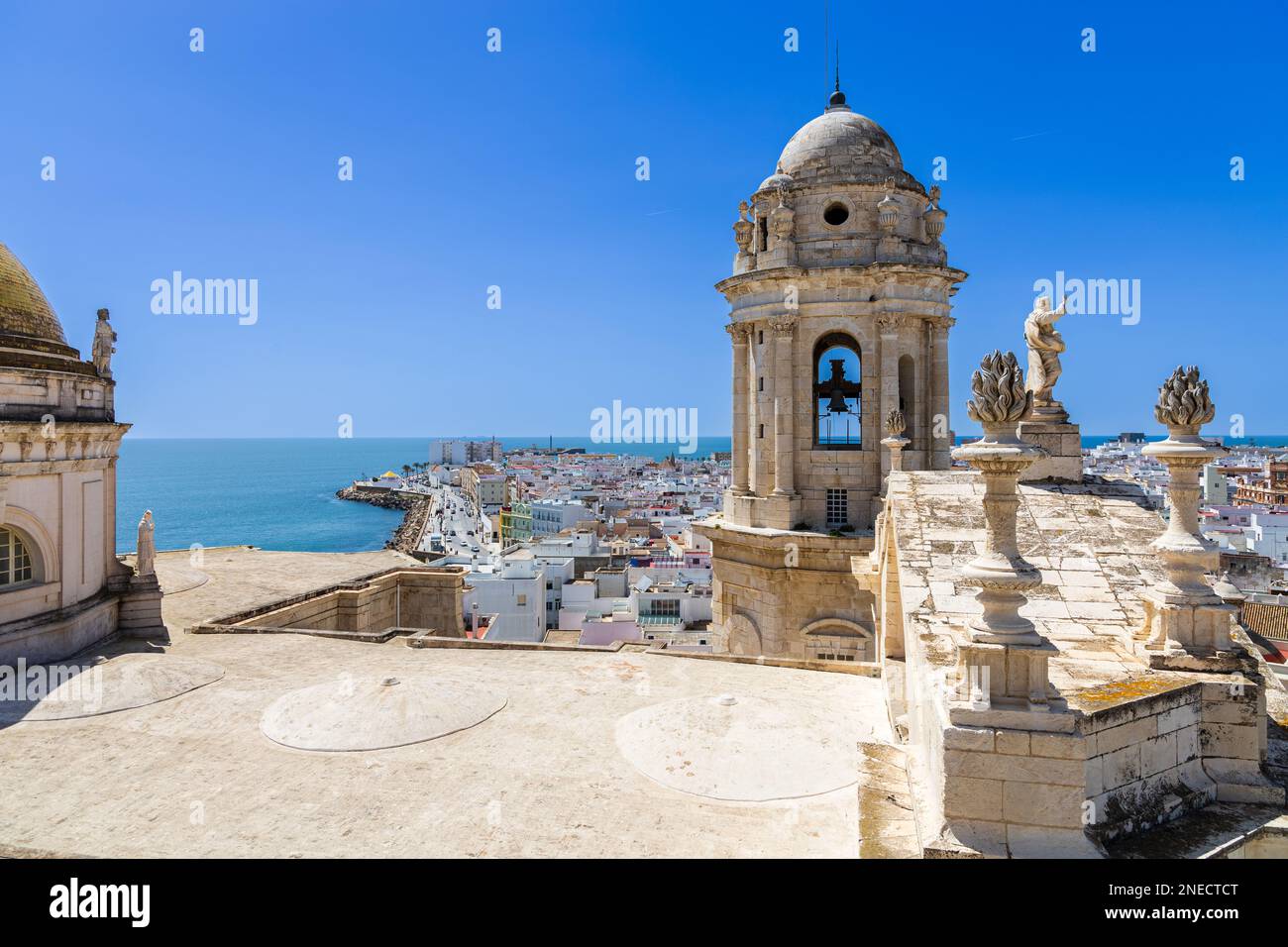 Vista della città e Torre de Poniente dal tetto della Catedral de Cadice. Cadice, Costa de la Luz, Andalusia, Spagna. Foto Stock