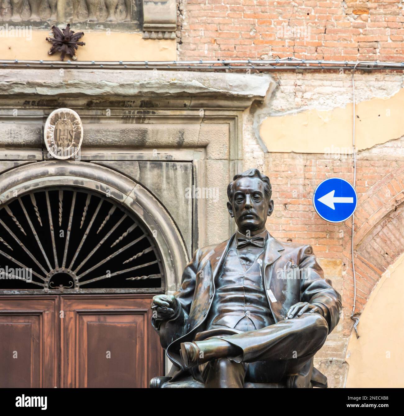 Statua del famoso compositore italiano Giacomo Puccini in piazza Cittadella, Lucca città in Toscana, Italia centrale, Europa Foto Stock
