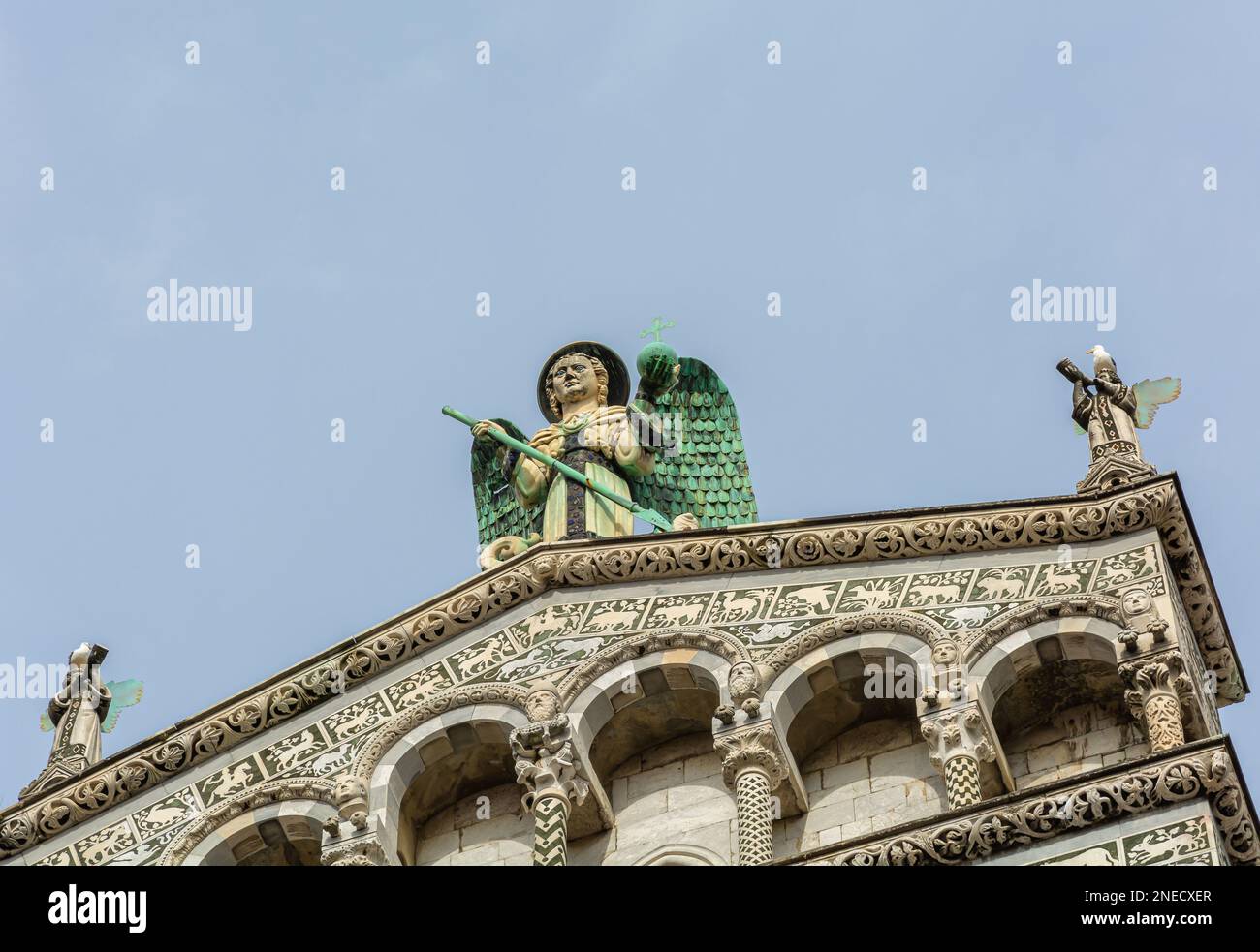 Facciata della chiesa di San Michele in Foro con la statua (4 metri) dell'Arcangelo San Michele nella città medievale di Lucca, Toscana, Italia Foto Stock