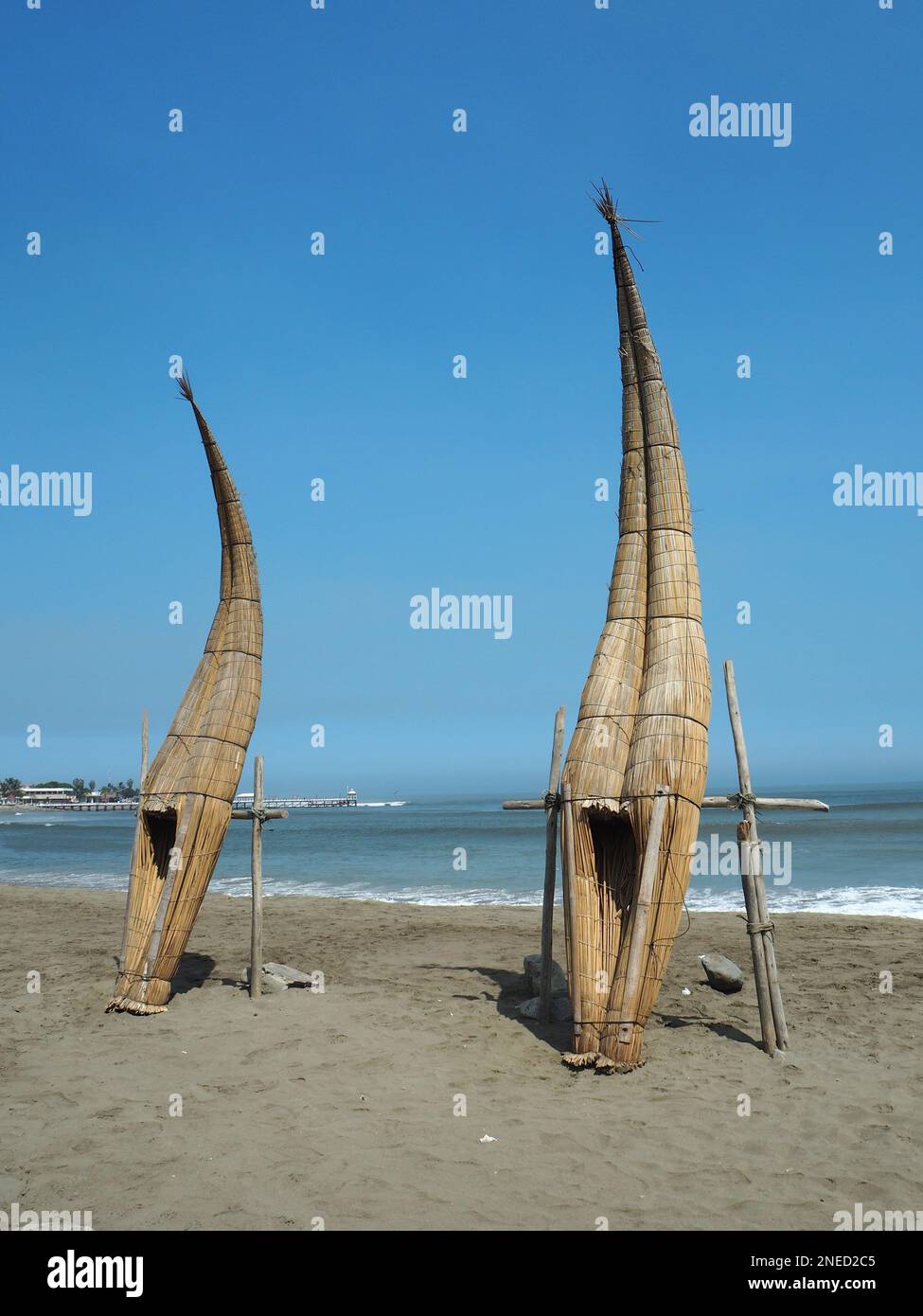 Tradizionale barca a canna peruviana a Huanchaco Foto Stock