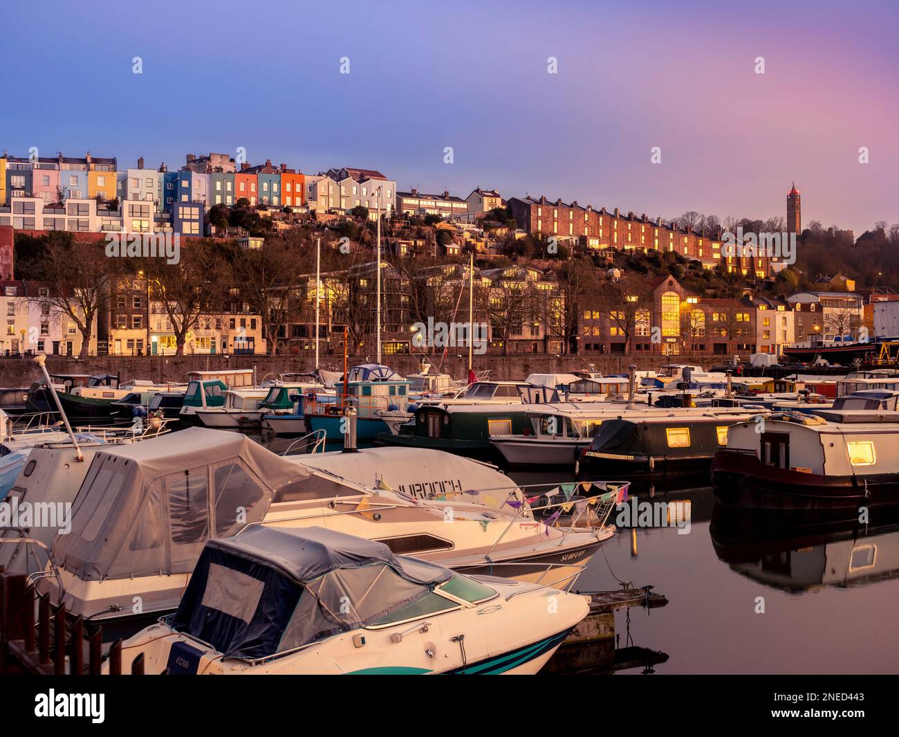 Bristol Marina all'alba guardando Nord Est verso le case colorate Cliftonwood e Cabot Tower. REGNO UNITO Foto Stock