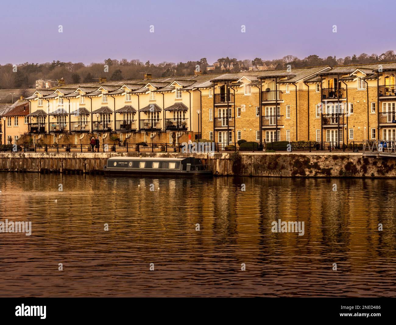 Gli appartamenti Riverside e una chiatta ormeggiata vista da Bristol Marina all'alba. Bristol. REGNO UNITO Foto Stock