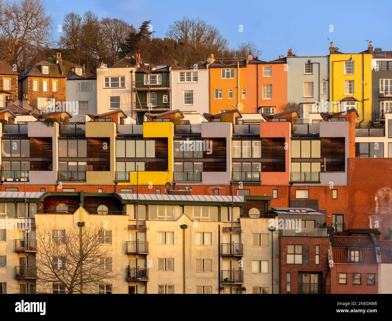 Fila di case a schiera colorate e appartamenti nella zona di Cliftonwood con vista sul fiume Avon e Bristol Marina. REGNO UNITO Foto Stock