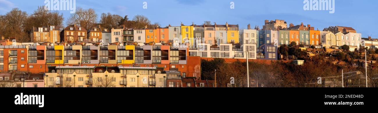 La mattina presto vista panoramica di file di case e appartamenti con terrazza colorata che si affaccia sul fiume Avon e Bristol Marina. REGNO UNITO. Foto Stock