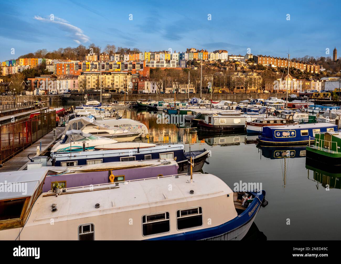 Barche ormeggiate a Bristol Marina con case colorate dipinte e appartamenti in lontananza. REGNO UNITO. Foto Stock