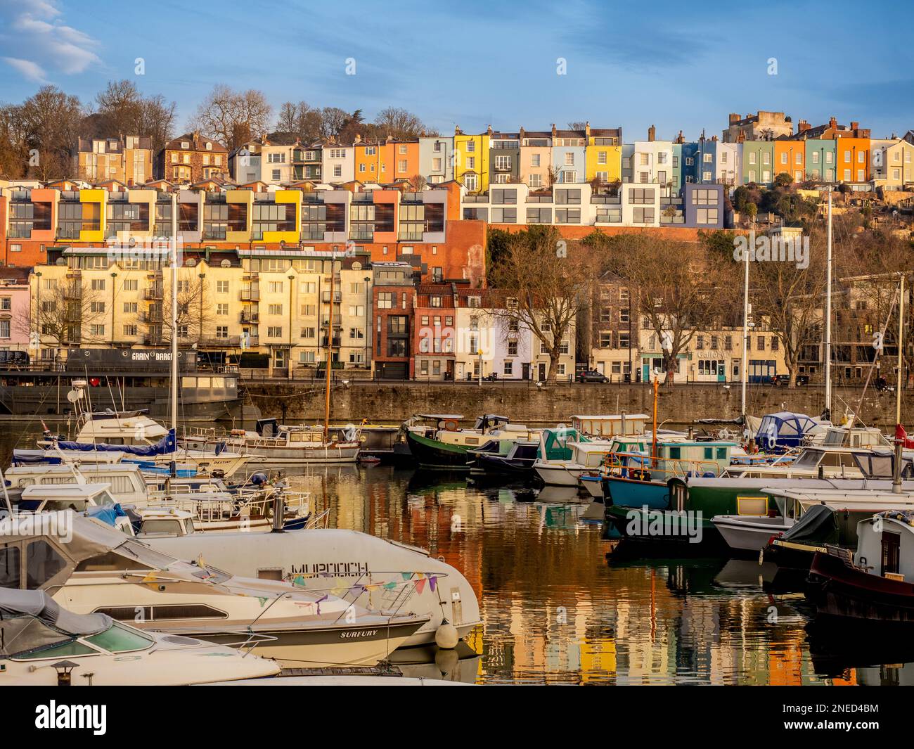 Barche ormeggiate a Bristol Marina con colorate case dipinte Cliftonwood e appartamenti in lontananza. REGNO UNITO. Foto Stock