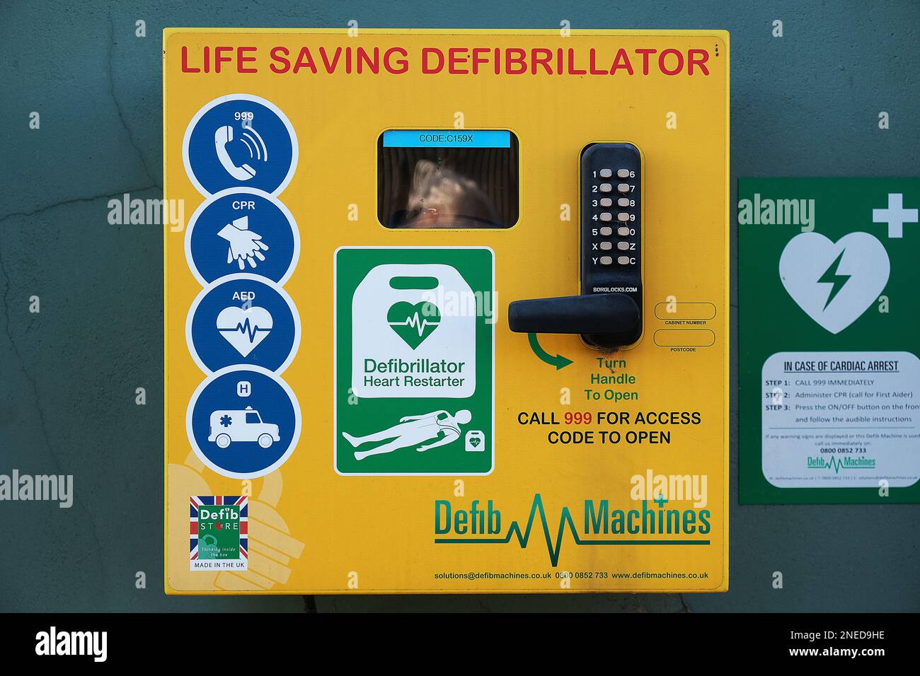 Un defibrillatore automatico esterno è un dispositivo elettronico portatile che esegue automaticamente la diagnosi delle aritmie cardiache potenzialmente letali del ventricolo Foto Stock