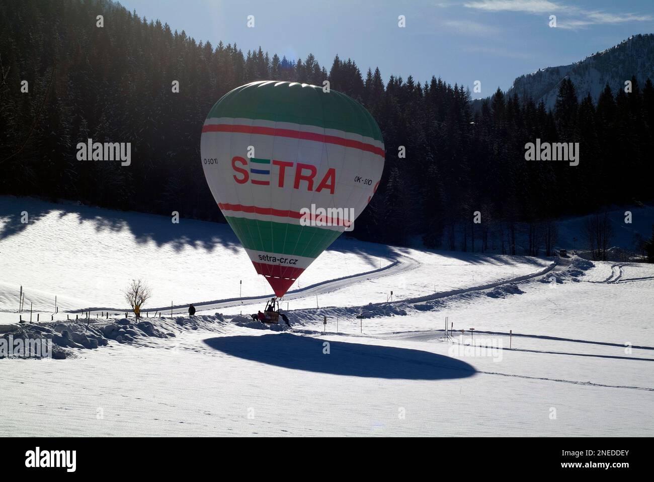 Hochfilzen, Austria - 26 gennaio 2009: Sostegno allo sbarco di una mongolfiera su un prato innevato in Tirolo Foto Stock