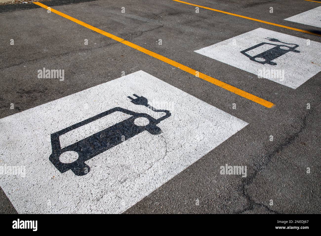 Cartello del posto auto elettrico sul marciapiede. Foto Stock