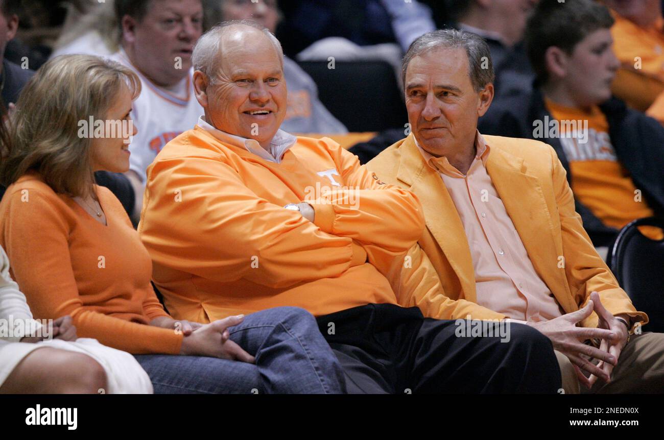 Former Tennessee head football coach Phillip Fulmer, center, smiles as he watches the game with his wife Vicky Fulmer, left, and John Thornton during a NCAA college basketball game between Tennessee and Vanderbilt on Wednesday, Jan. 27, 2010 in Knoxville, Tenn. (AP Photo/Wade Payne) Foto Stock