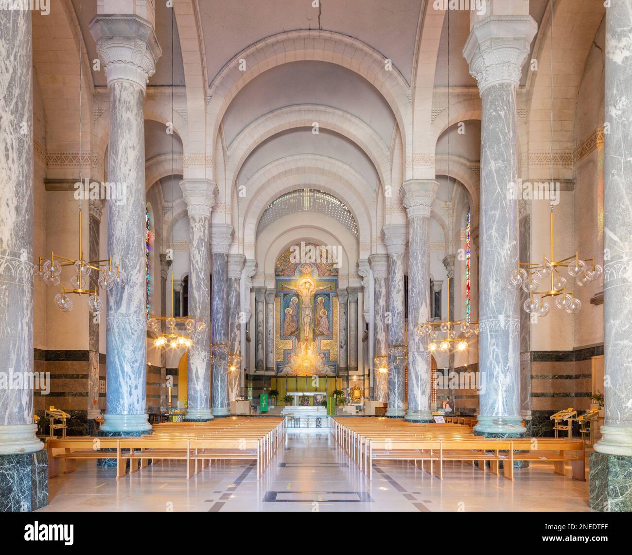 ANNECY, FRANCIA - 11 LUGLIO 2022: La navata della chiesa Basilique de la Visitation. Foto Stock