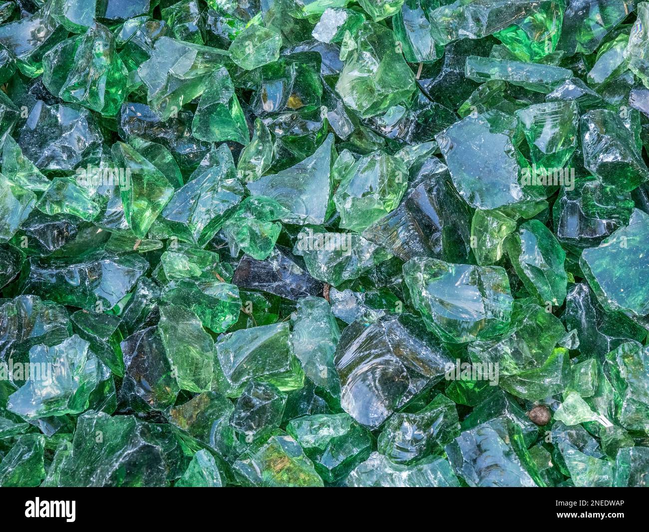 Frammenti di vetro verde rotto che riempiono il telaio Foto Stock