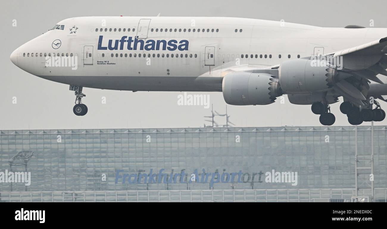 16 febbraio 2023, Hesse, Francoforte sul meno: Un Boeing 747-8 Lufthansa atterra all'aeroporto di Francoforte. Il sindacato Verdi aveva annunciato che avrebbe chiuso sette aeroporti per l'intera giornata di venerdì nella disputa salariale del settore pubblico. Foto: Arne Dedert/dpa Foto Stock