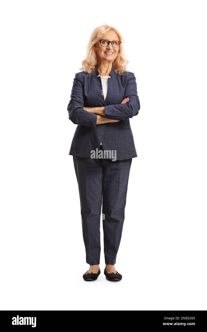 Donna professionista matura in posa con braccia incrociate isolate su sfondo bianco Foto Stock
