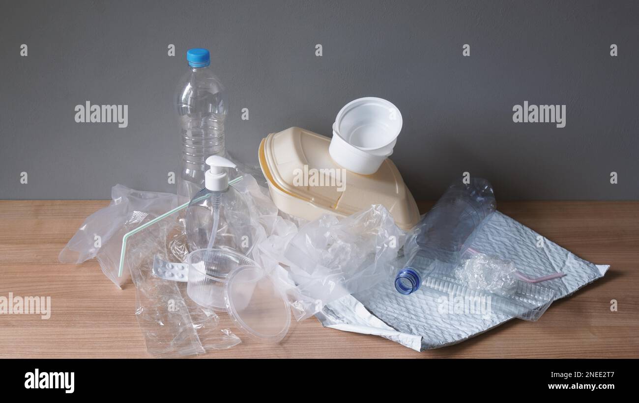 rifiuti domestici di plastica - rifiuti domestici di rifiuti o mucchio di rifiuti domestici Foto Stock