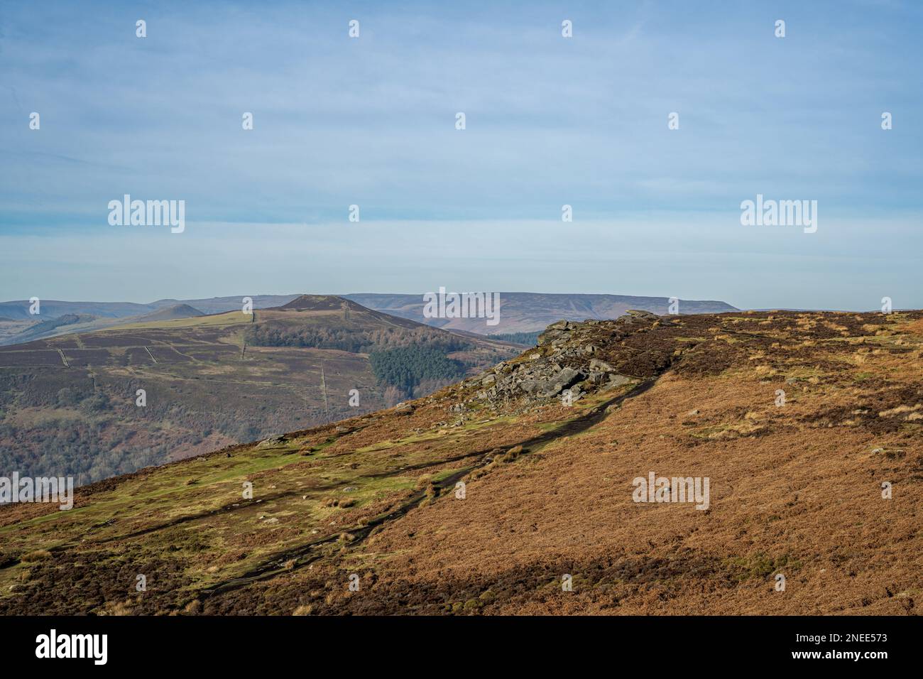 Bamford Edge con vista sull'alba invernale di Win Hill nel Peak District National Park, Inghilterra, Regno Unito. Foto Stock