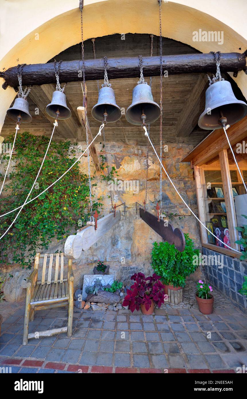 Grecia, Creta, campane e barra di segnale con cui le monache sono chiamate alla preghiera nel monastero di Panagia Theogennitoros Foto Stock