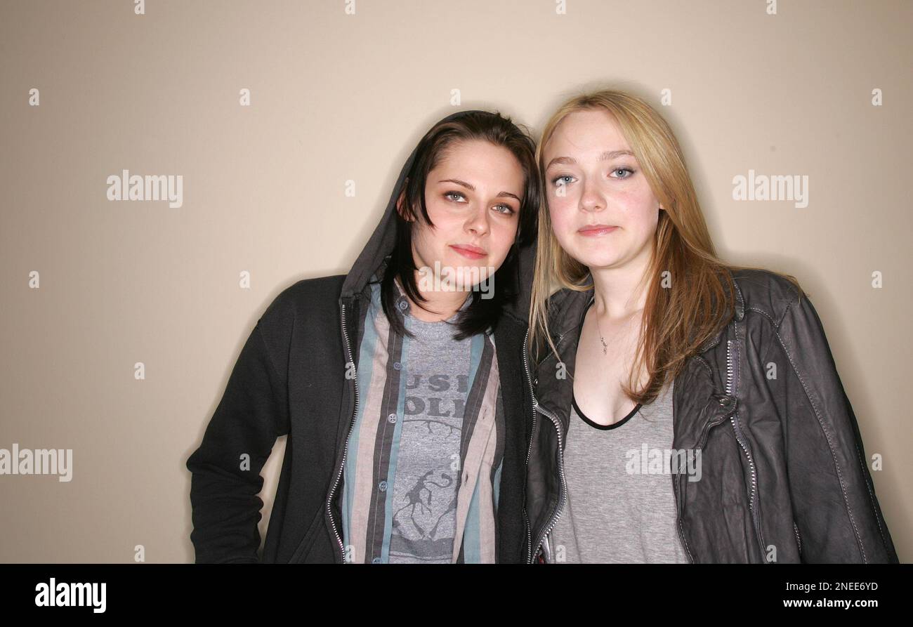 Actress Kristen Stewart, left, and Dakota Fanning of the film Runaways pose for a portrait during Sundance Film Festival in Park City, Utah on Monday, January 24, 2010. (AP Photo/Carlo Allegri) Foto Stock