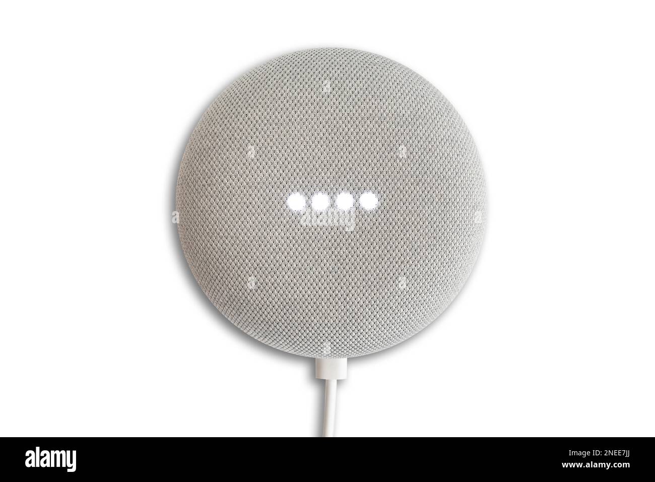 Ad Amburgo in Germania dal 6 Gennaio 2020: vista superiore della home page di Google Mini smart speaker mentre è attivato isolati su sfondo bianco Foto Stock